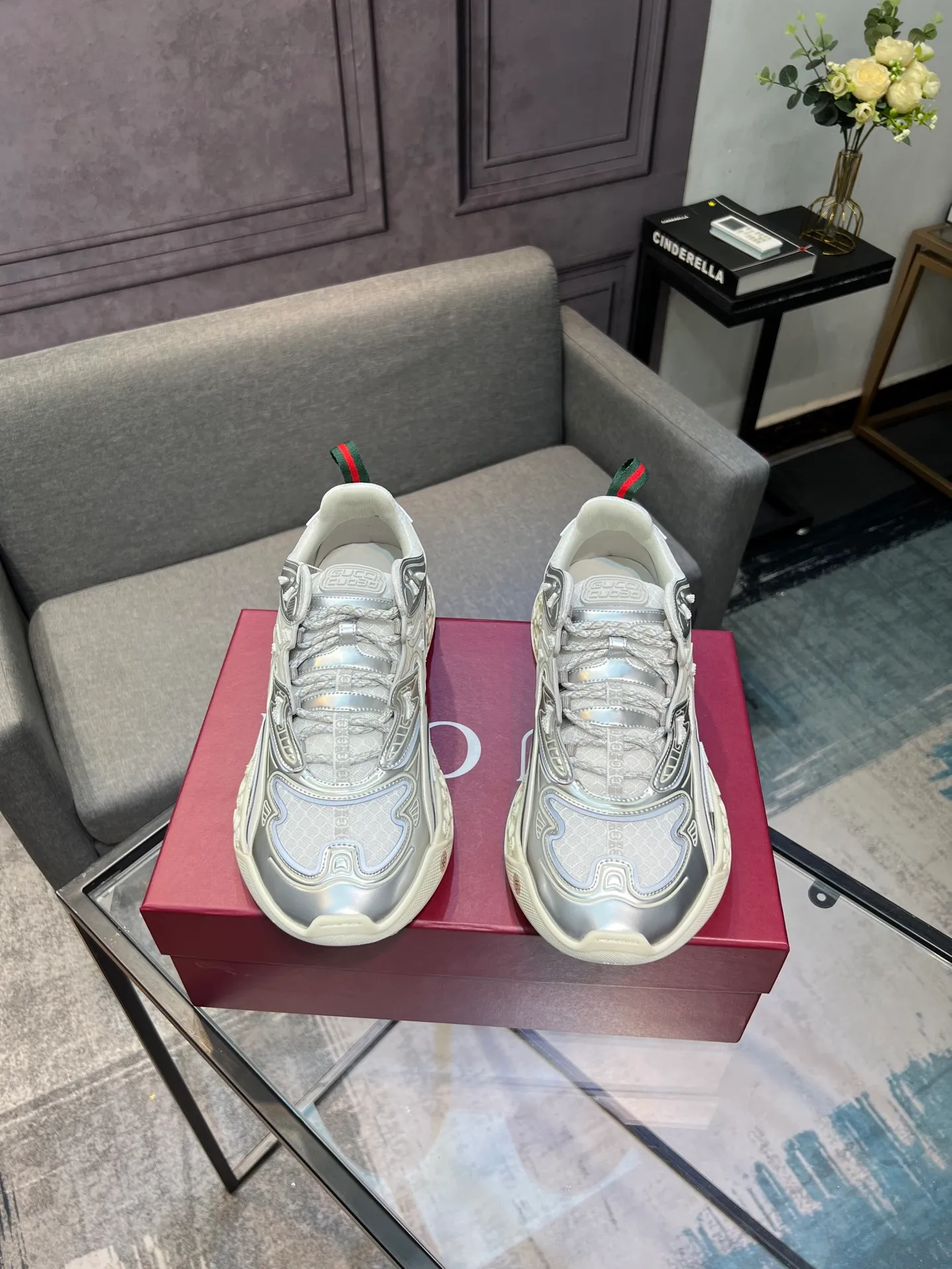 Men's Men's Shoes 💰900 Gucci Gucci 2.0 Sports Shoes Couple's Style Retro Casual Shoes Running Shoes Original Purchase, Development, Production Gucci 2.0 Sports Shoes reinterpret the brand's iconic striped webbing elements. This sneaker reinterprets the iconic details, using thick EVA soles with a smart silhouette, bringing a stable and comfortable wearing experience. Exquisite packaging at the delivery counter. Fabric: original imported cowhide + technical fabrics. Lining: original imported breathable mesh. Sole: original molded ultra-light foam rubber. Bottom thickness: 4CM. Size: 35-40 for women / 39-45 for men.